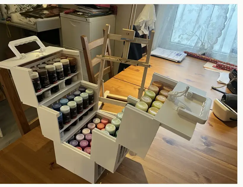 Foldable 3D-printed case holding acrylic paint bottles